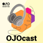 Das Logo vom OJOcast. Kopfhörer vor einfarbigen Waben mit schwarzem OJOcast Text auf gelbem Hintergrund