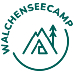 Das Logo des Walchenseecamp. Grün mit Bergen, einem Baum und einem Zelt in Strichoptik