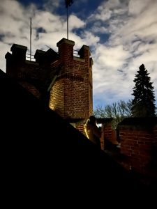 Junge Frau fotografiert Sternenhimmel auf der Turm der Burg Schwaneck