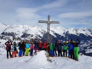 Gruppenfoto beim Schneeschuhwandern am Gipfelkreuz