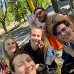 Fünf Teilnehmende und Betreuer machen ein glückliches Selfie während der Berlinfahrt