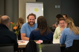 Gruppe spricht am Tisch