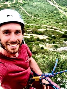 Selfie von einem Mann an einem Kletterseil