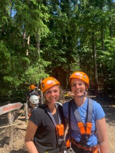 Zwei Pädagoginnen mit Kletterausrüstung im Kletterwald